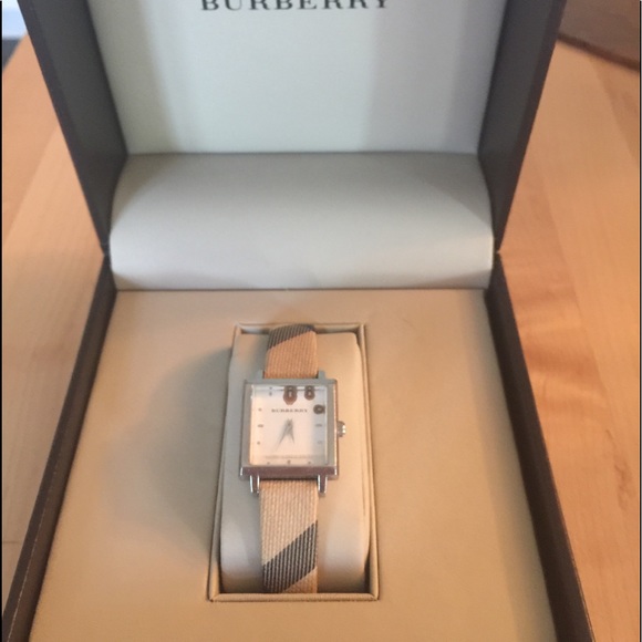 Burberry watch - Picture 1 of 7